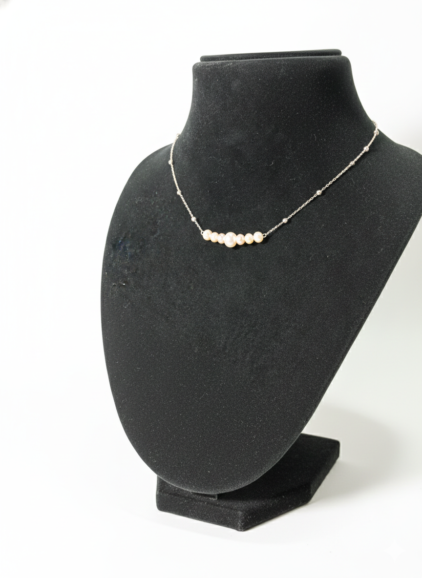 Avon Opulent Glow Silver Necklace.(1)