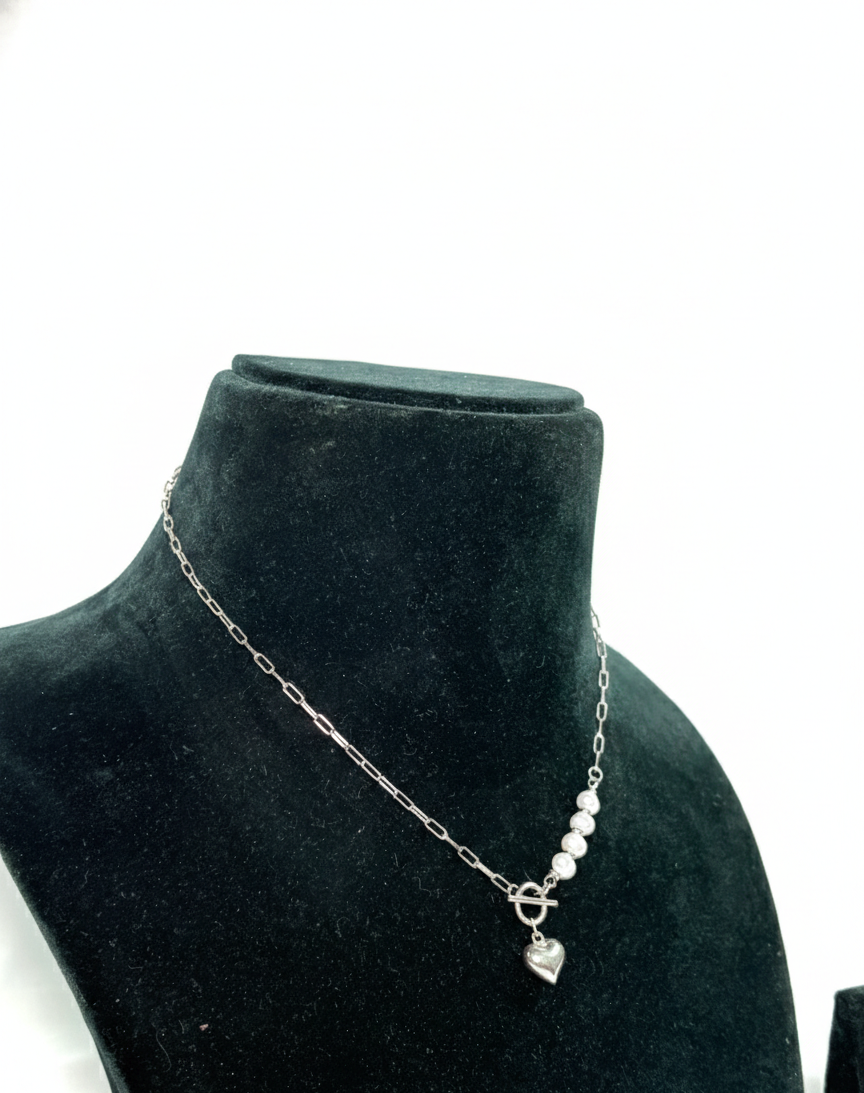 Silver chain necklace with a heart pendant and pearls(1)