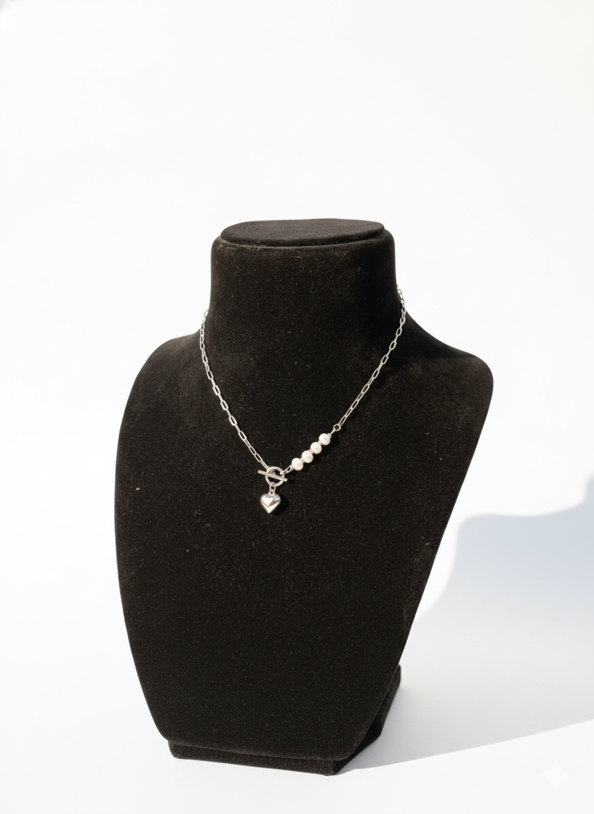 Silver chain necklace with a heart pendant and pearls(2)